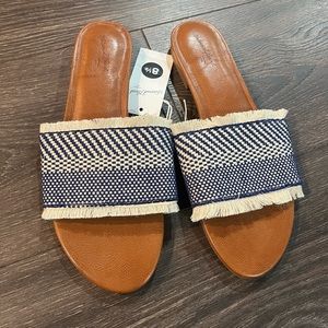 Universal thread women’s size 8 1/2 sandal - new with tags